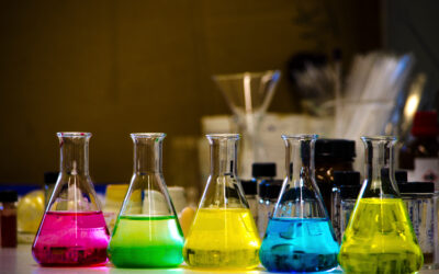Colorful solution in conical flask lined on a bench in a chemistry lab with blur background organic chemistry experiment photography